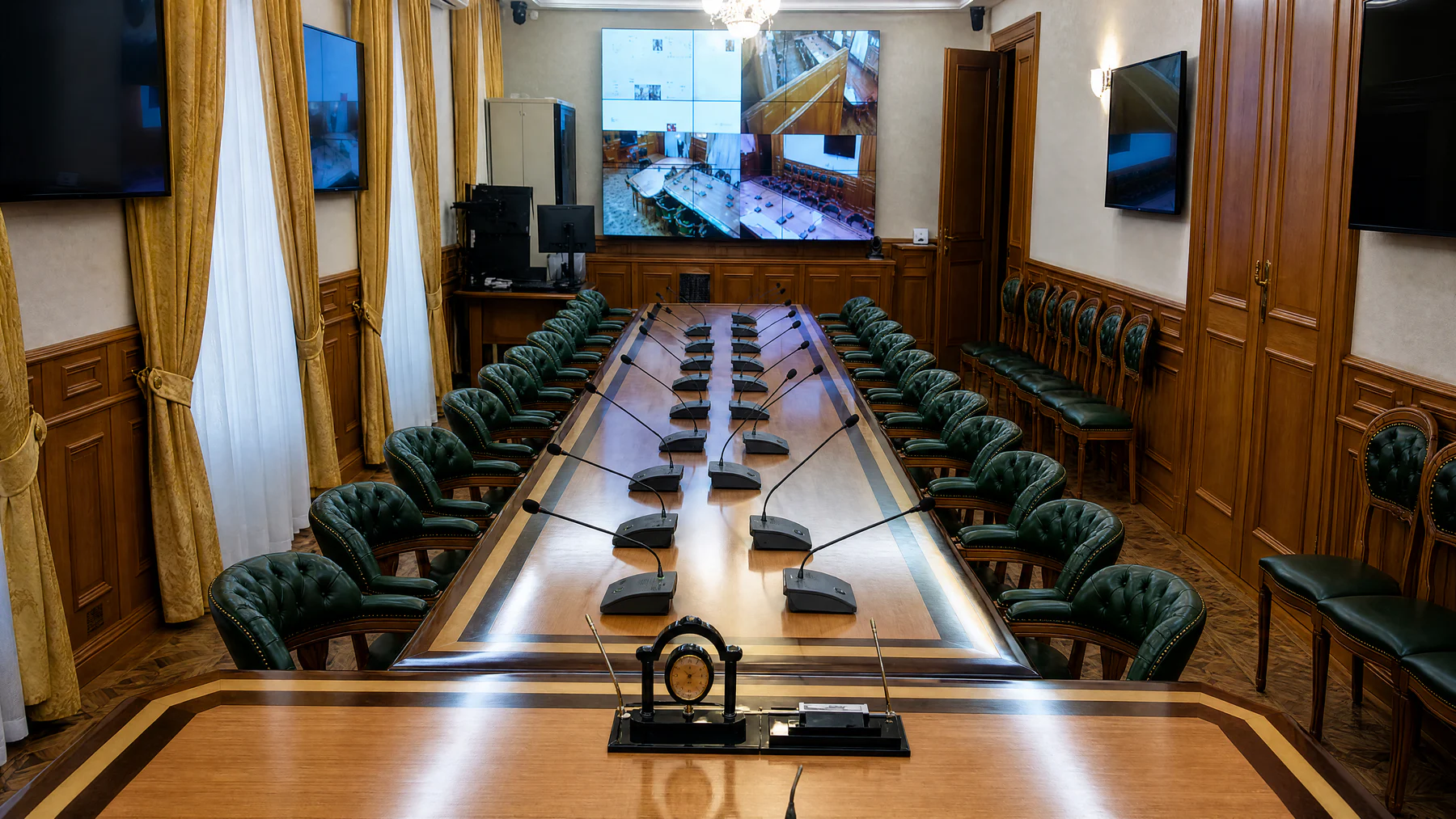Project-scale conference environment with an integrated multi-window video wall